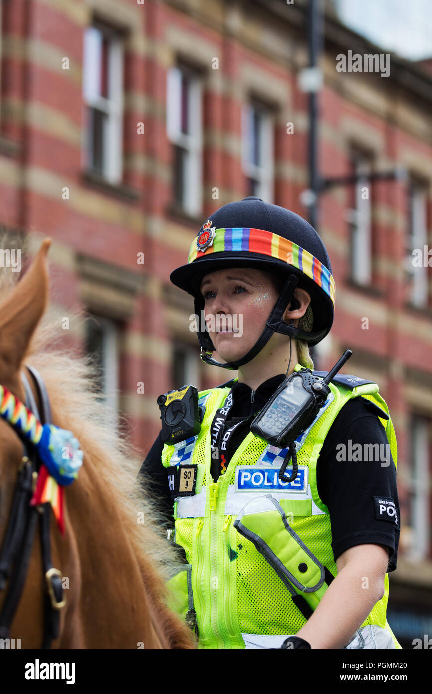 Weibliche Greater Manchester montiert Polizisten zeigen ihre Unterstützung für die LGBT-Gemeinschaft, wie sie an der Manchester 2018 Pride Parade nehmen. Stockfoto