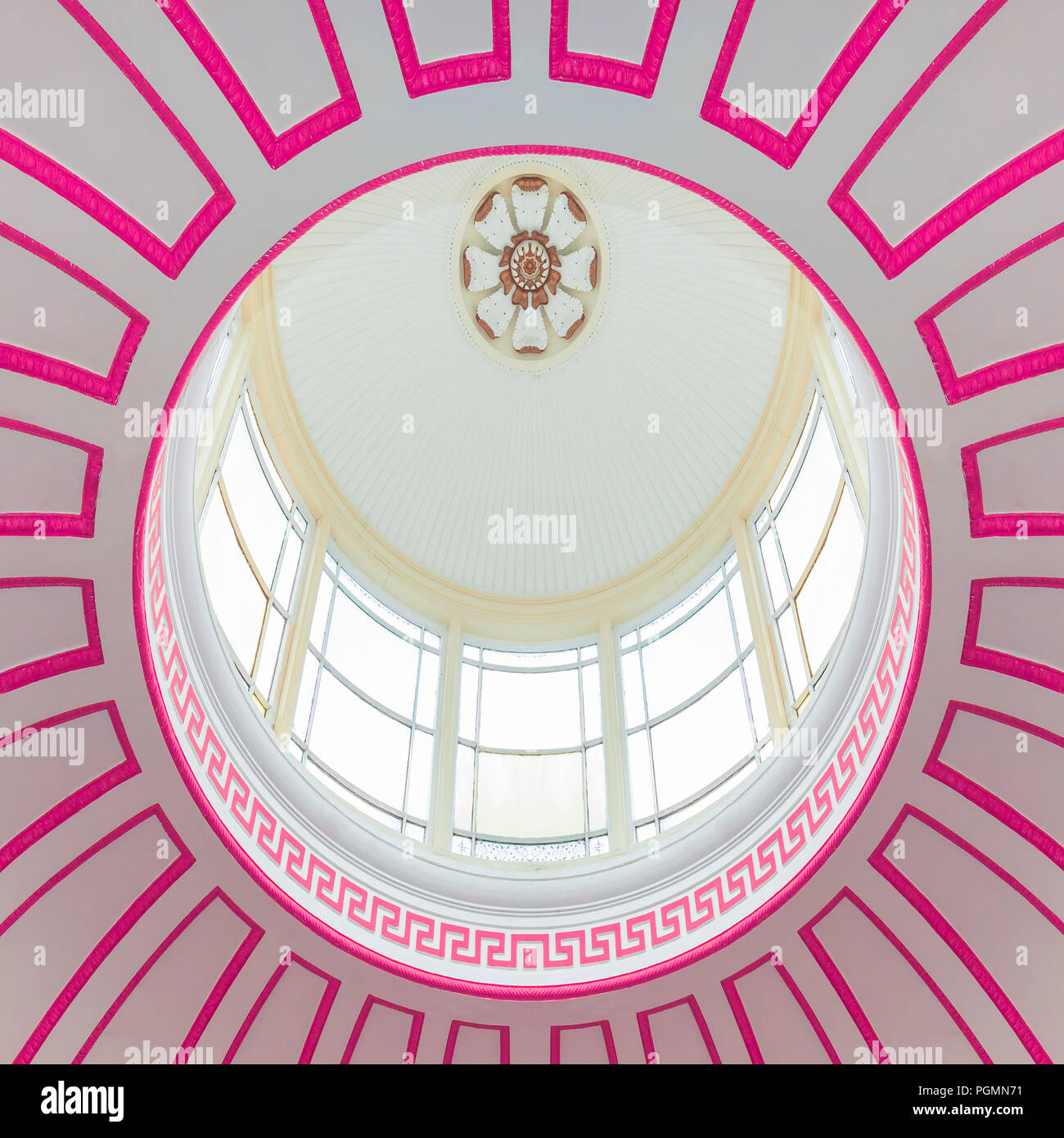 Reich verzierte pink Atrium mit Oberlicht. Stockfoto