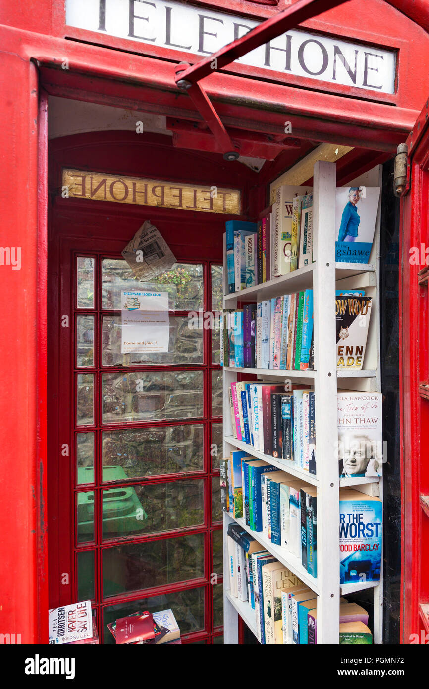 Alte britische Telefonzelle umgewandelt in eine Bibliothek. Stockfoto