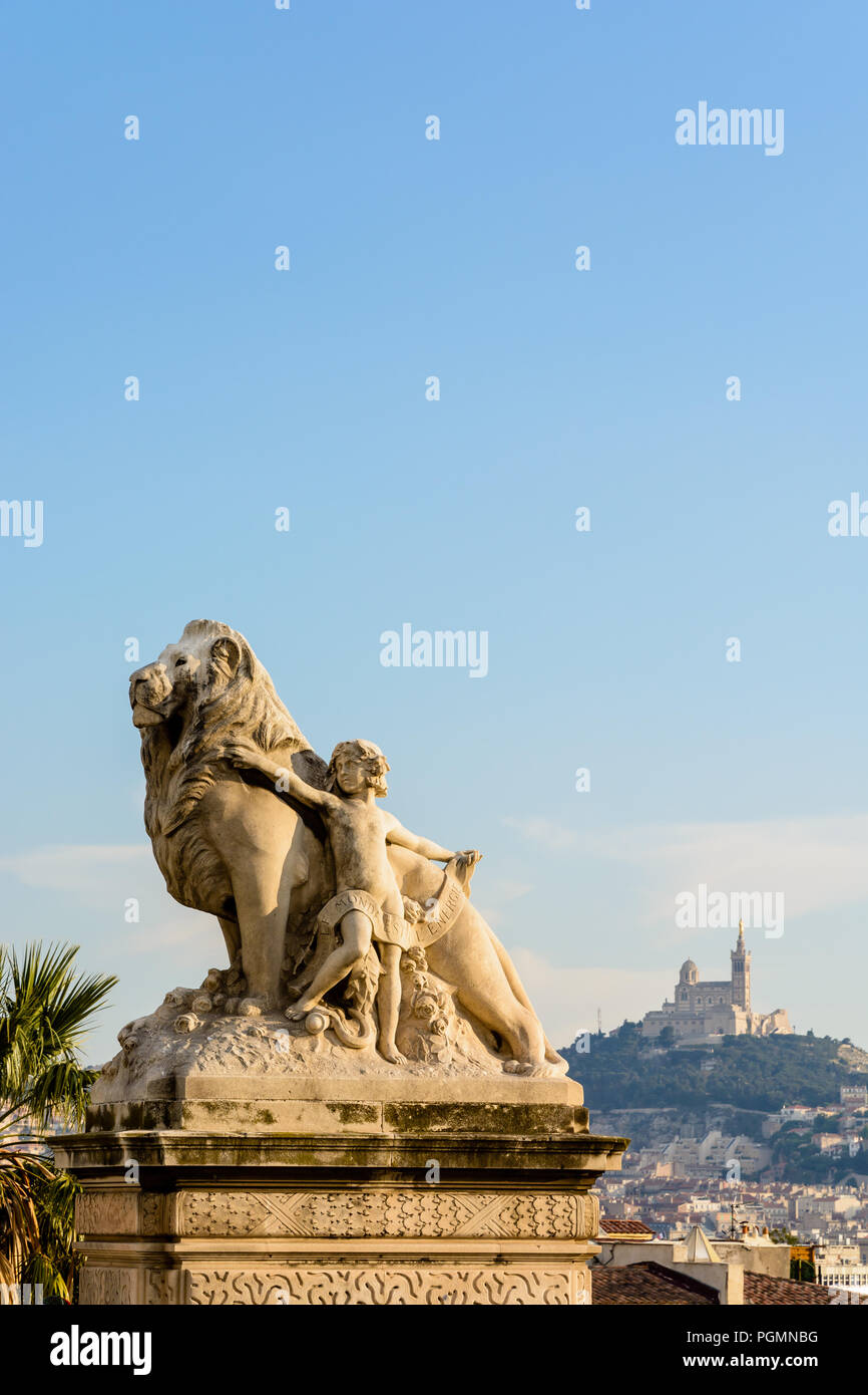 Die formvollendete Gruppe' Welt ist Energie' auf der Esplanade des Bahnhof Saint-Charles in Marseille, Frankreich, und Notre-Dame de la Garde Basilika auf dem Hügel. Stockfoto