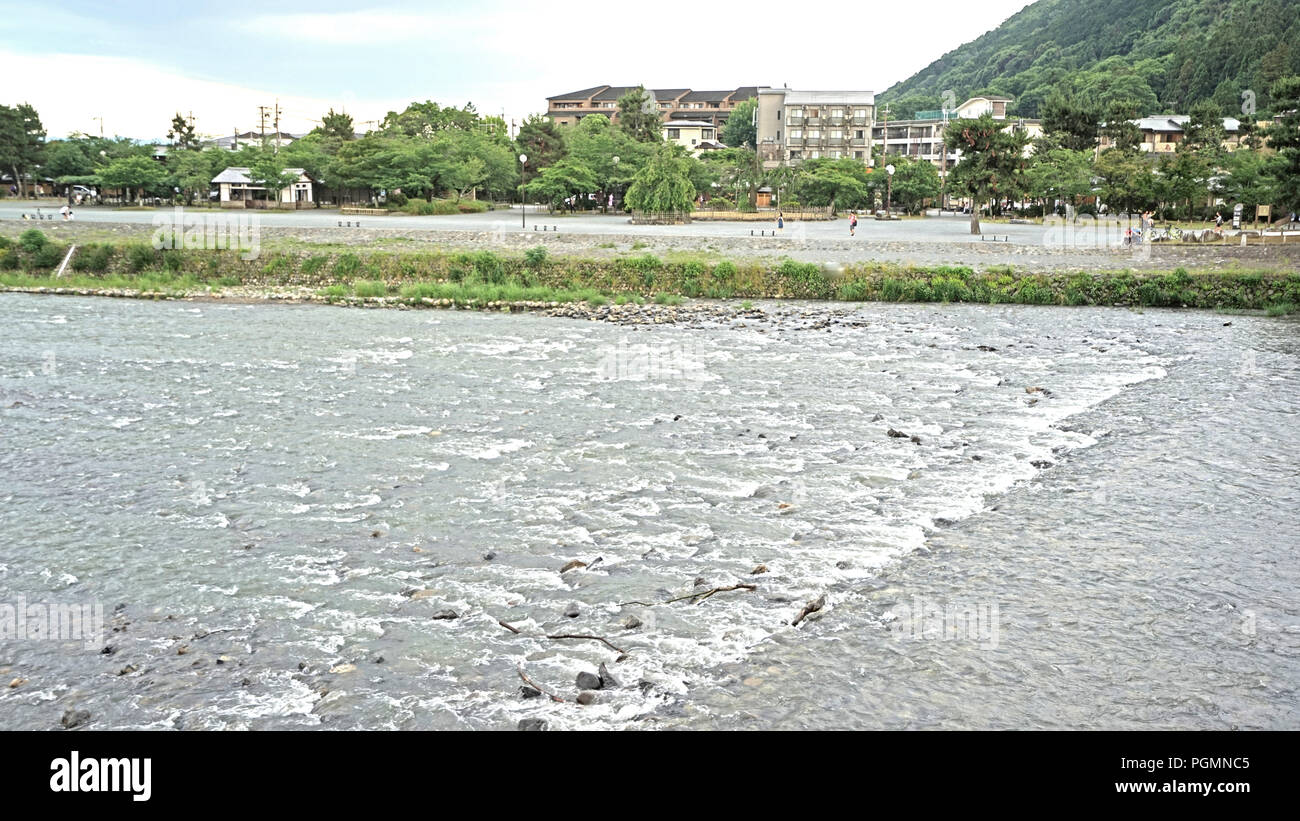 Das Haus, Baum, Rapid River im Hinterland von Japan Kyoto Stockfoto