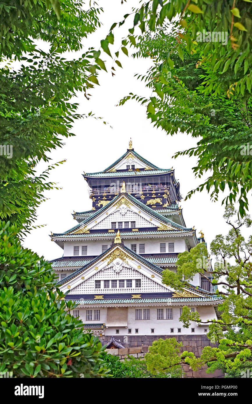 Die Japan Osaka Schloss architektonische Sehenswürdigkeit mit Grüner Baum Stockfoto
