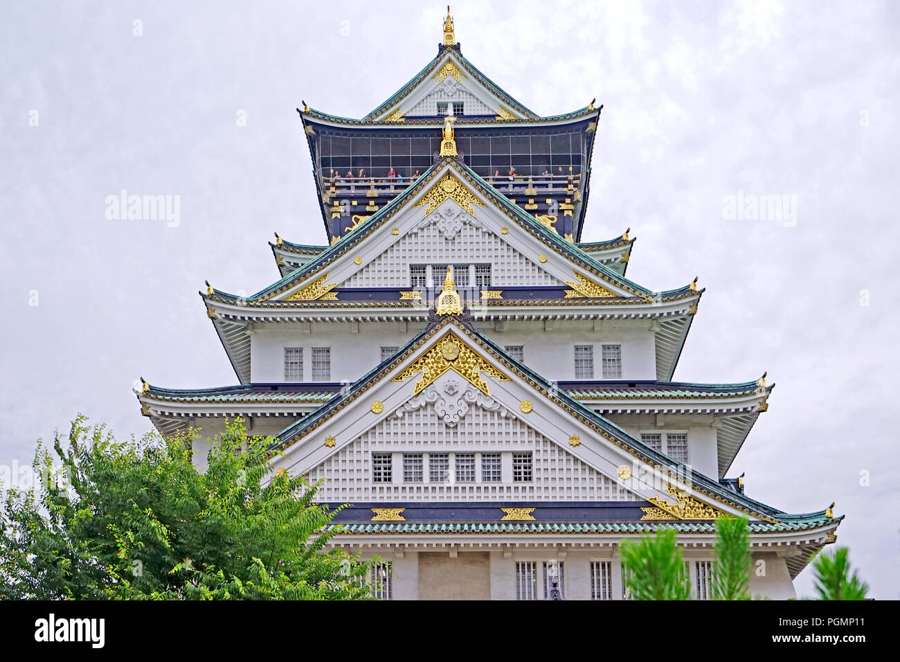 Die Japan Osaka Schloss architektonische Sehenswürdigkeit mit Grüner Baum Stockfoto