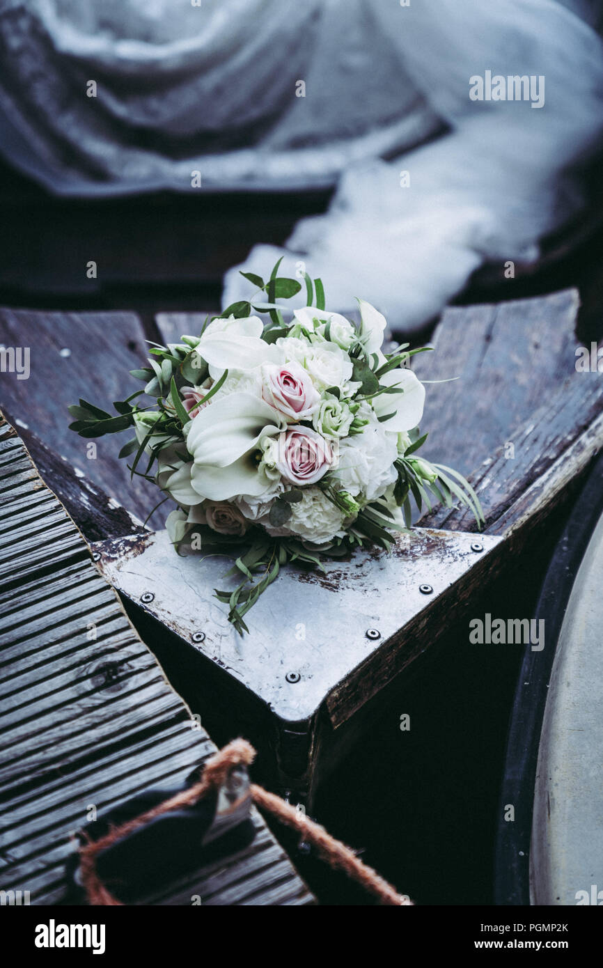 Blumenstrauß für die Braut von Rosen und weißen calla Lilien, Holz Hintergrund Stockfoto