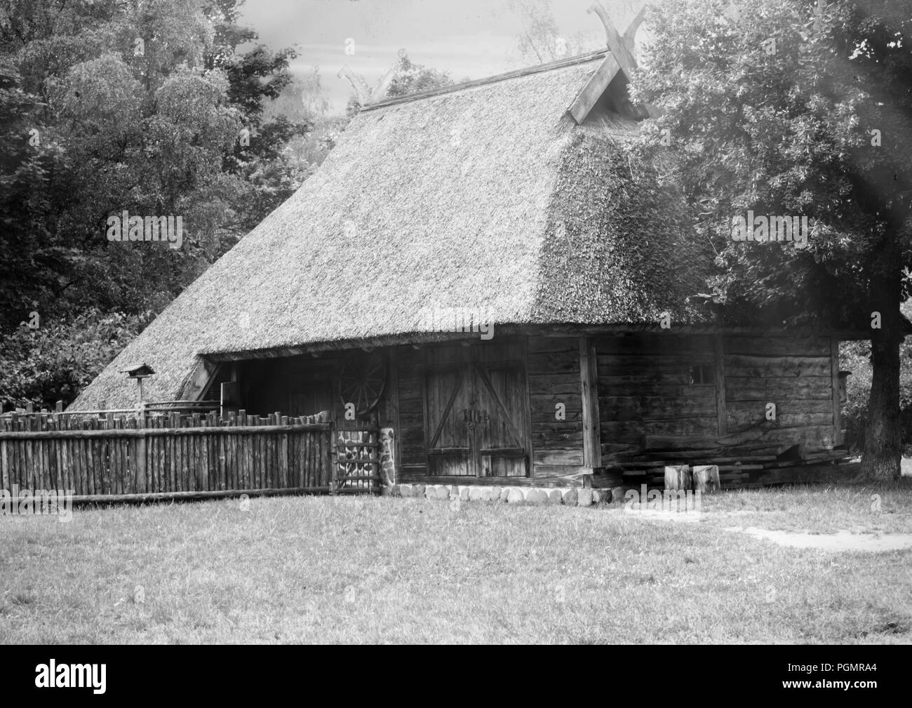 Altmodisches Holzhaus im XIX Jahrhundert Dorf mitten im Wald. Schwarz und Weiß Stockfoto