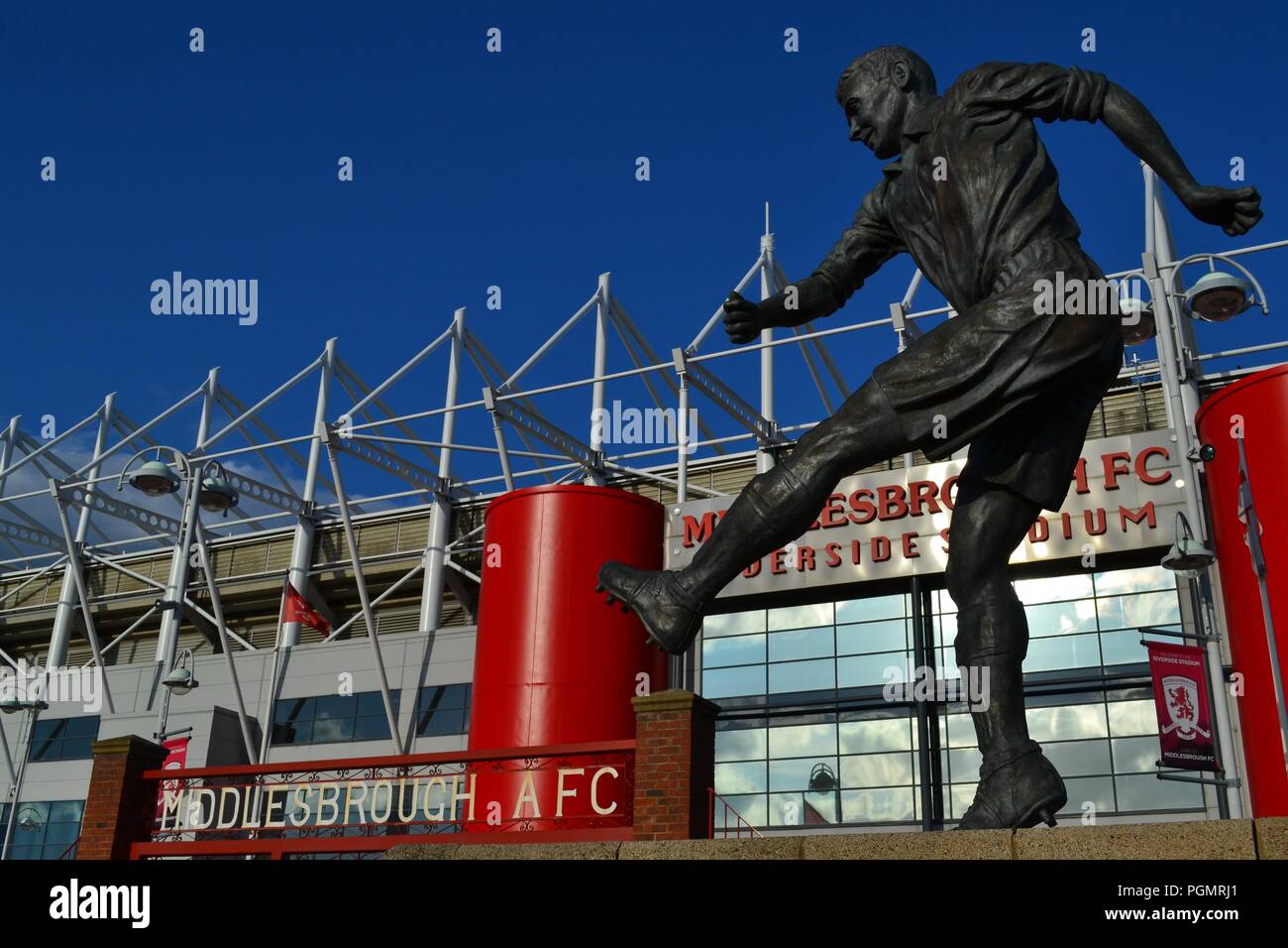 Natürlich beleuchteten, Moody Bild von Statuen außerhalb des Riverside Stadium, Middlesbrough Stockfoto