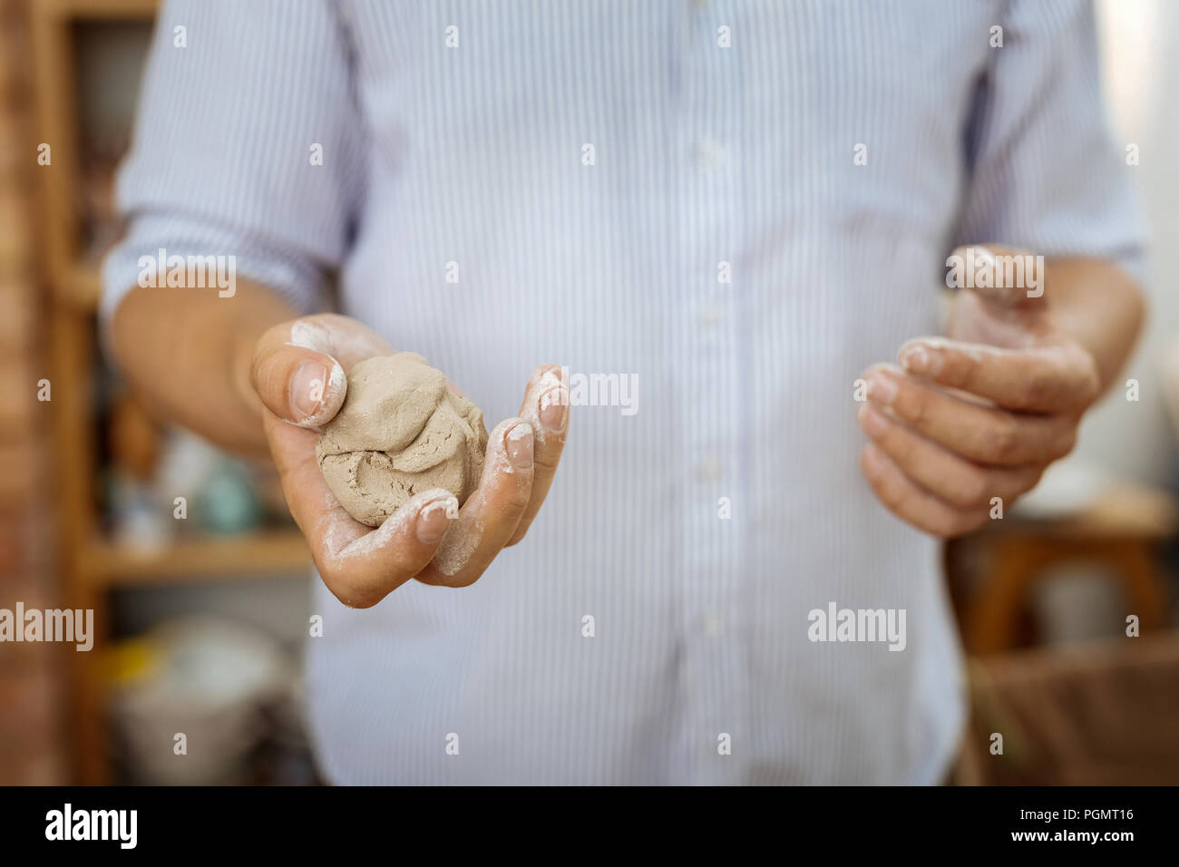 In handicraftsman Handvoll Steingut für seine Handarbeit Stockfoto
