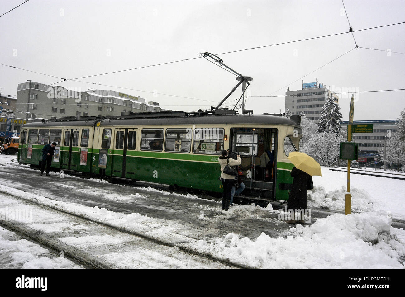 Passagiere auf eine Straßenbahn an der Bus/StraßenbahnTerminal in der Nähe der Stadt Bahnhof in