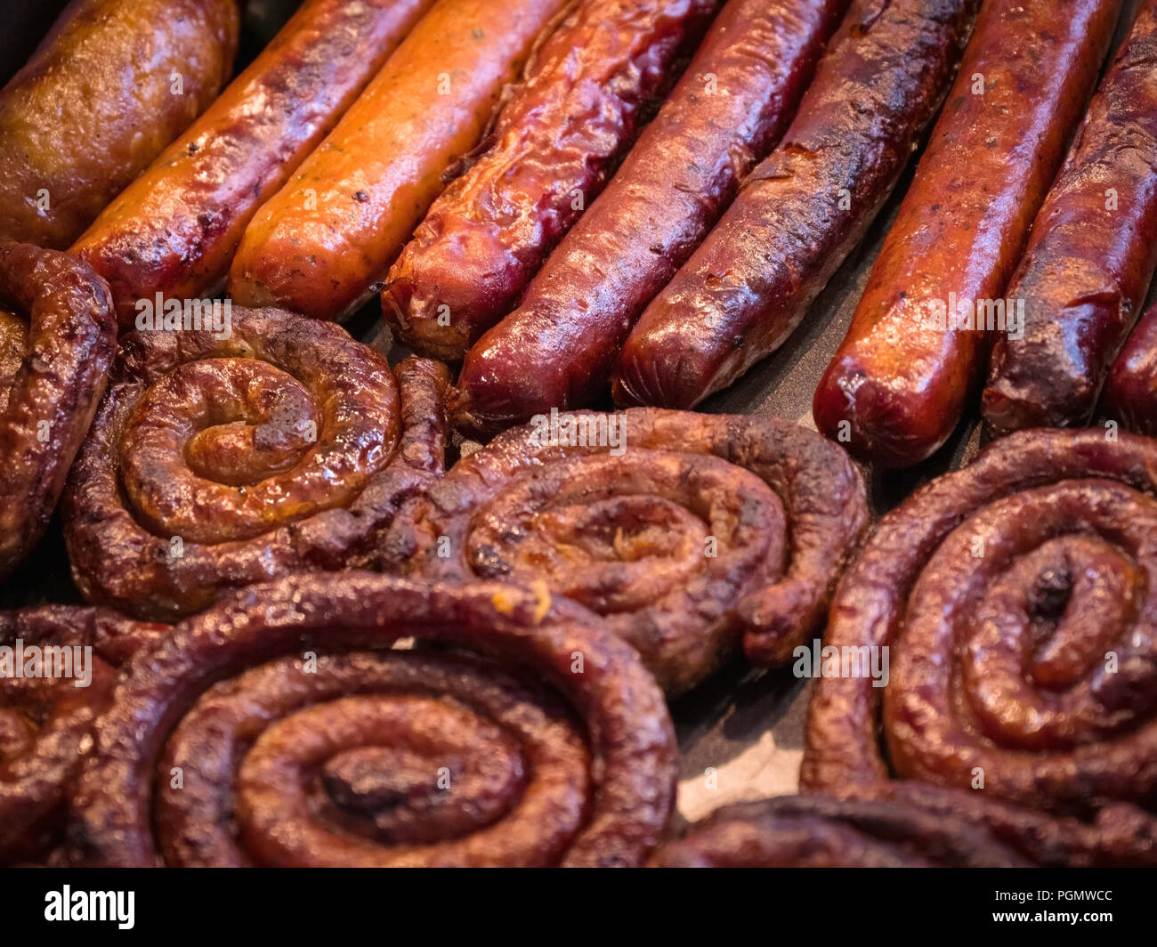 Grillen Würstchen auf Grill. Stockfoto