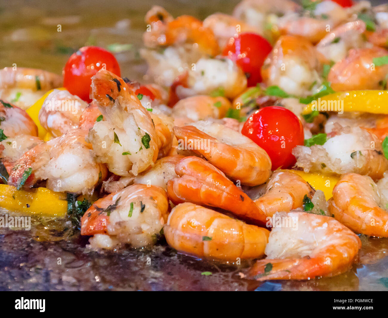 Garnelen mit Gemüse und Kräutern closeup Stockfoto