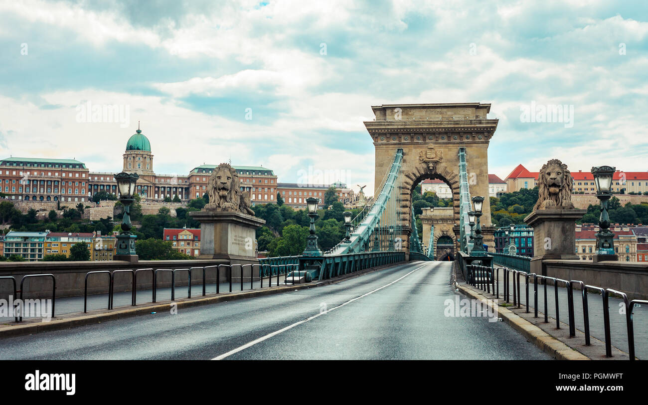 Panoramablick auf der Széchenyi Kettenbrücke in Budapest ohne Autos, Ungarn Stockfoto