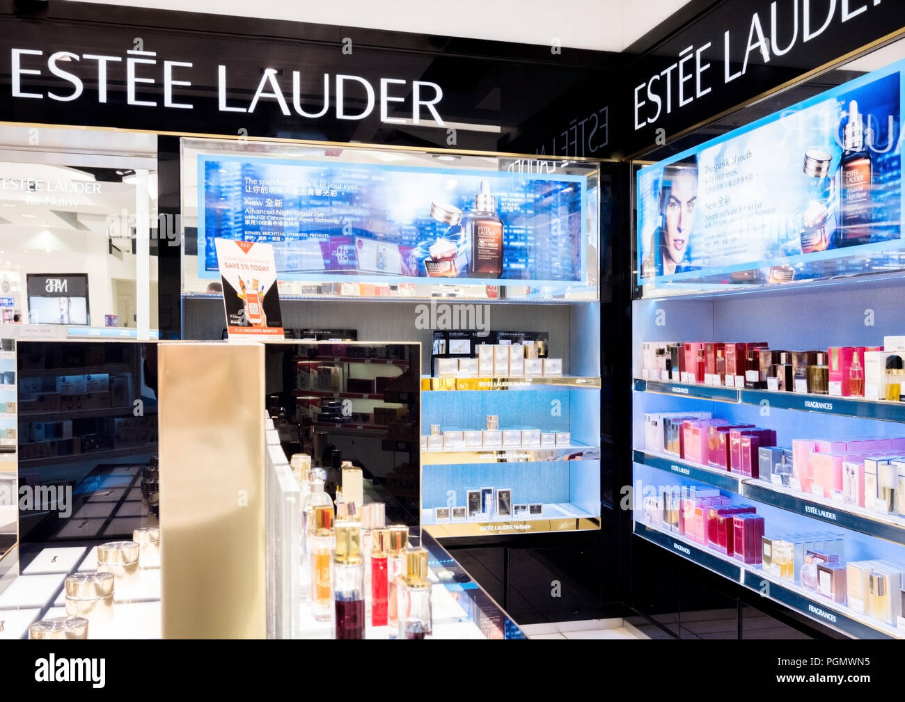 LONDON, Großbritannien - 31 August, 2018: Estee Lauder Parfum und Kosmetik Make-up Luxury Collection in Boutique speichern. Elegante Shop. Stockfoto