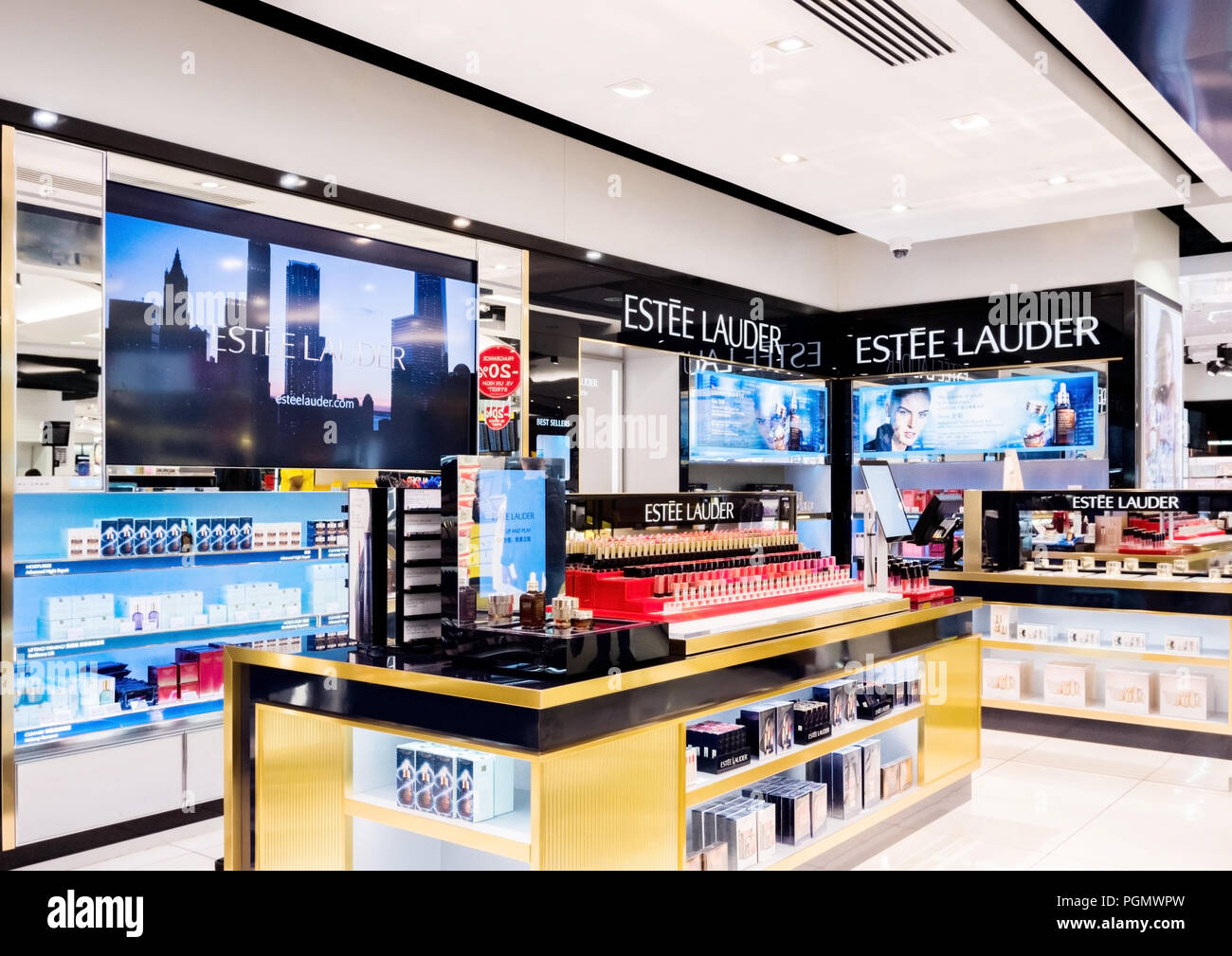 LONDON, Großbritannien - 31 August, 2018: Estee Lauder Parfum und Kosmetik Make-up Luxury Collection in Boutique speichern. Elegante Shop. Stockfoto