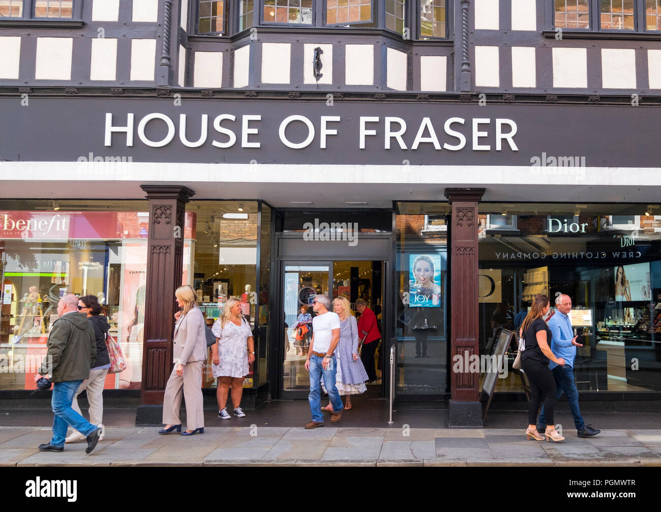 Käufer an der House of Fraser store in der High Street, Shrewsbury, Shropshire, England, Großbritannien Stockfoto