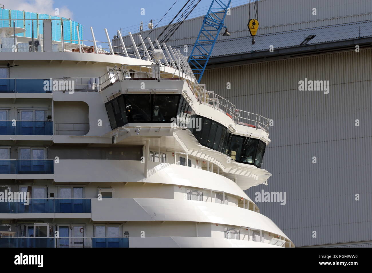 Das neue Kreuzfahrtschiff AIDAnova ist am 26. August 2018 Vor der Halle der Meyer Werft in Papenburg. Stockfoto