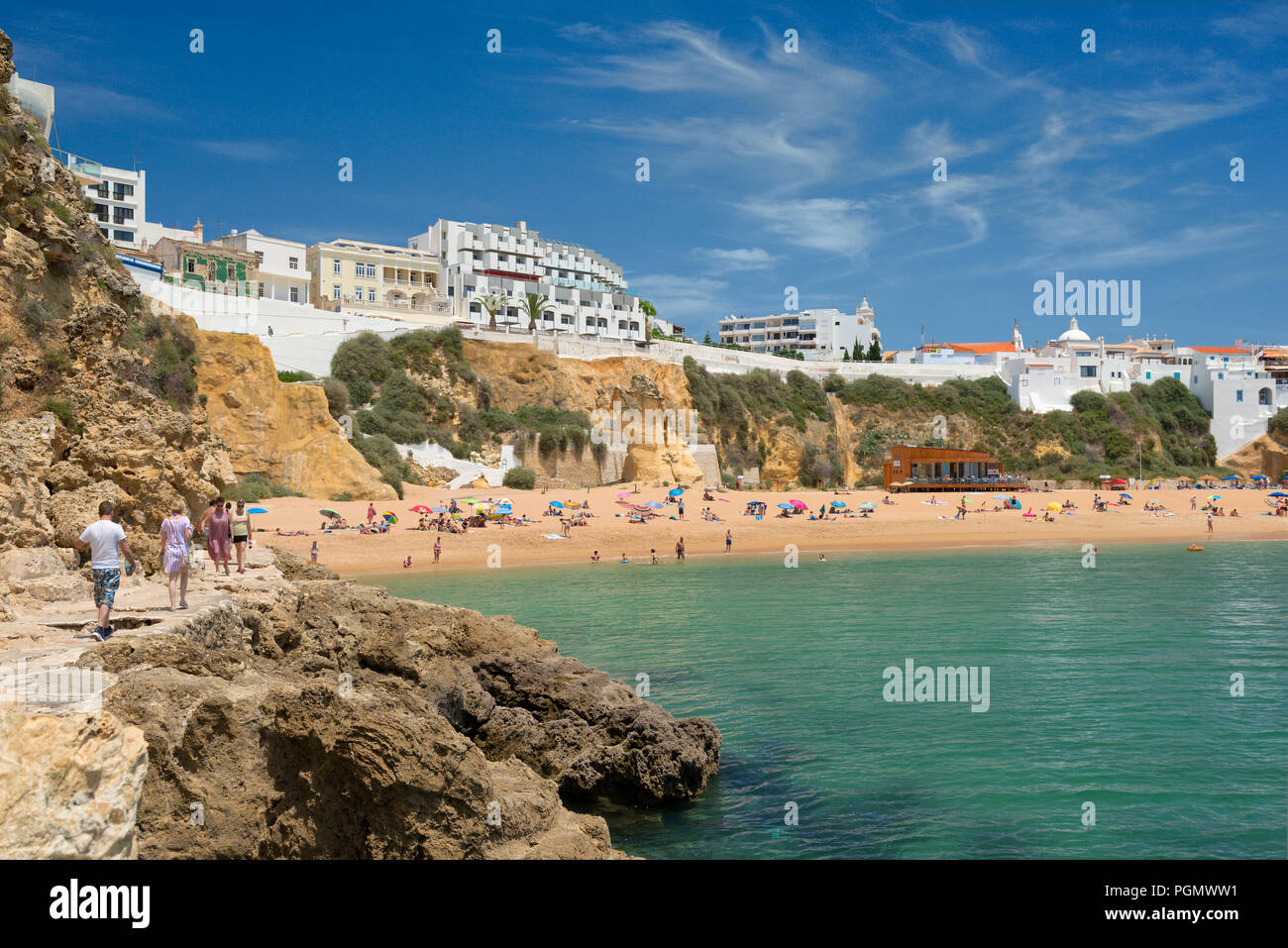 Strand von Albufeira mit dem Hotel Rocamar, der Algarve, Portugal Stockfoto