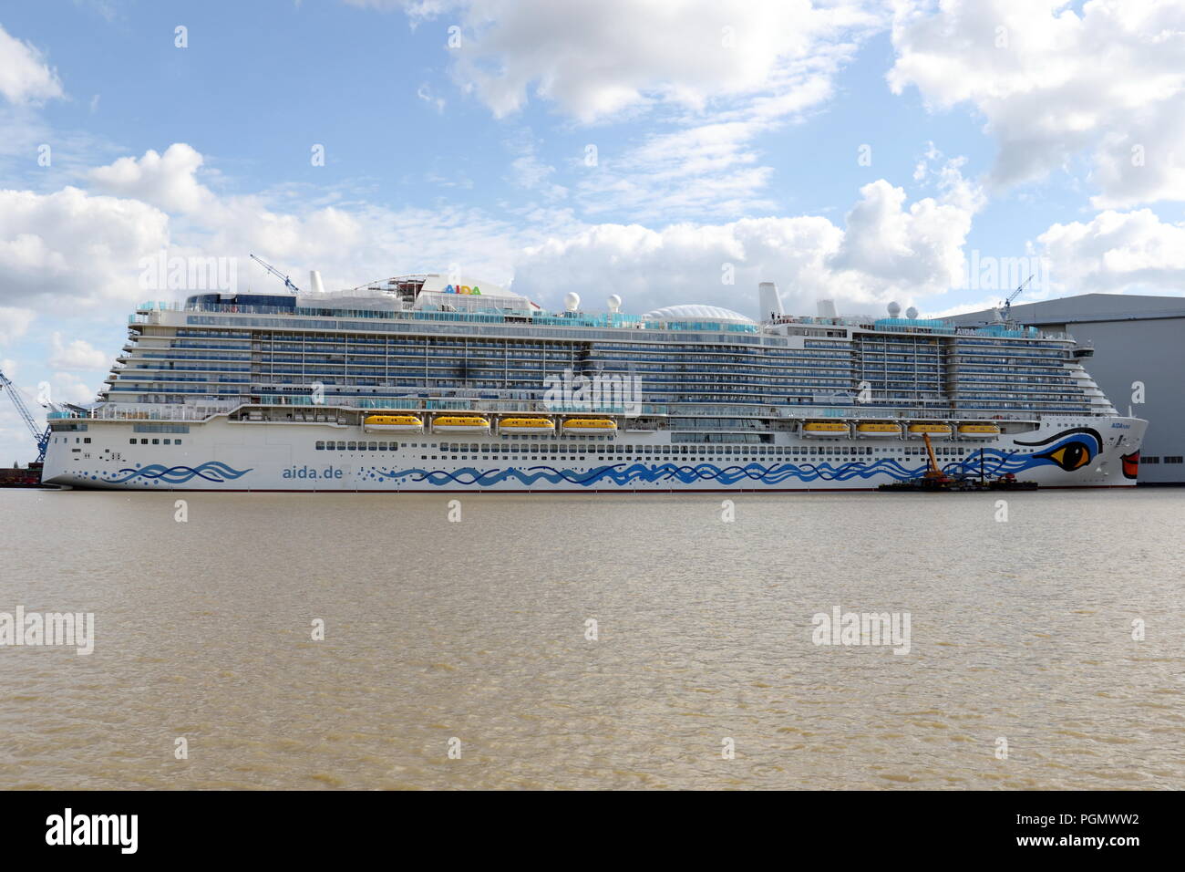 Das neue Kreuzfahrtschiff AIDAnova ist am 26. August 2018 Vor der Halle der Meyer Werft in Papenburg. Stockfoto
