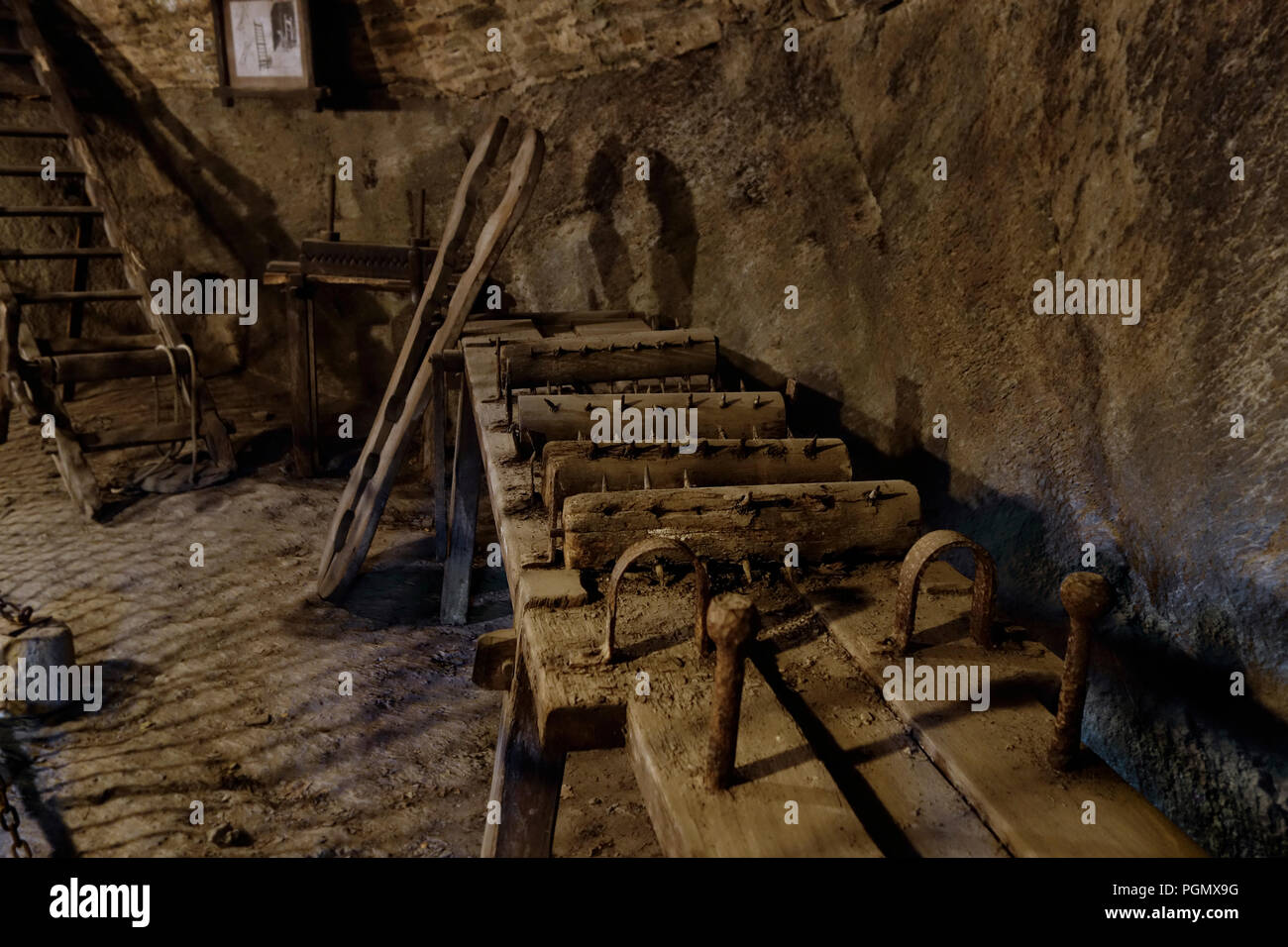 Mittelalterliche Folterinstrumente/Holz- Folter Rack im Château de Bouillon, Provinz Luxemburg, die Belgischen Ardennen, Belgien Stockfoto