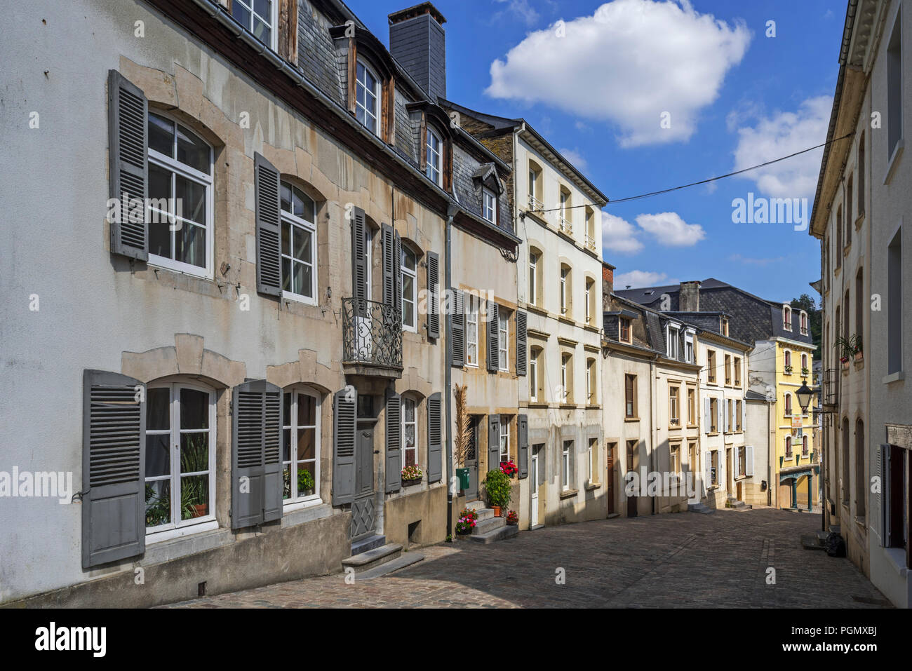18. Jahrhundert Maison Lavachery Reihenhaus entlang der gepflasterten Straße in der Stadt Bouillon, Provinz Luxemburg, die Belgischen Ardennen, Belgien Stockfoto