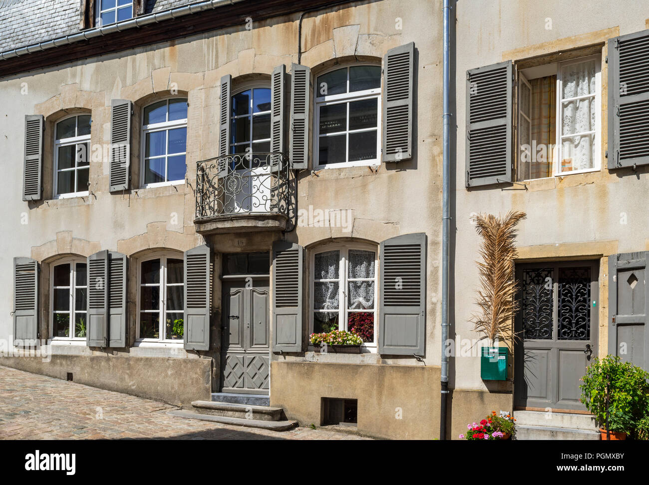 18. Jahrhundert Maison Lavachery Reihenhaus entlang der gepflasterten Straße in der Stadt Bouillon, Provinz Luxemburg, die Belgischen Ardennen, Belgien Stockfoto