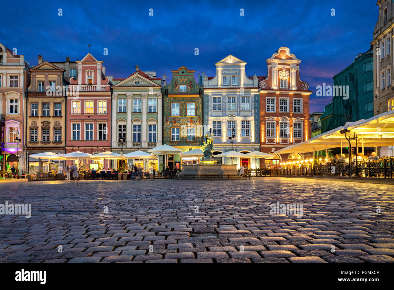 Alten Bunten Hauser Auf Stary Rynek Platz In Der Dammerung In Poznan Polen Stockfotografie Alamy