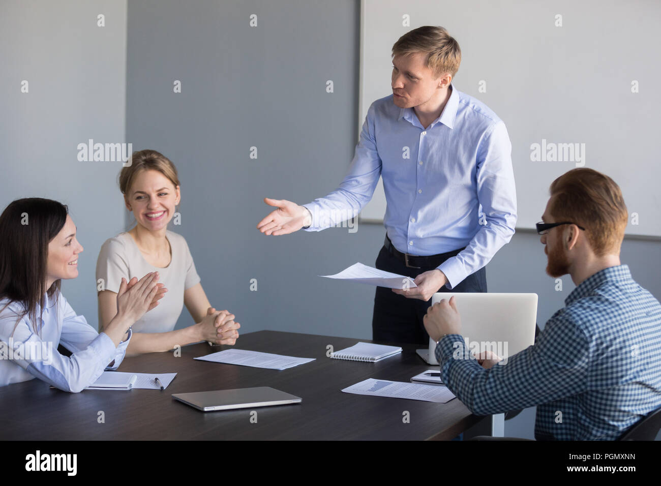 Männlichen Chef gratulieren Mitarbeiterin mit guten Ergebnissen auf mich Stockfoto