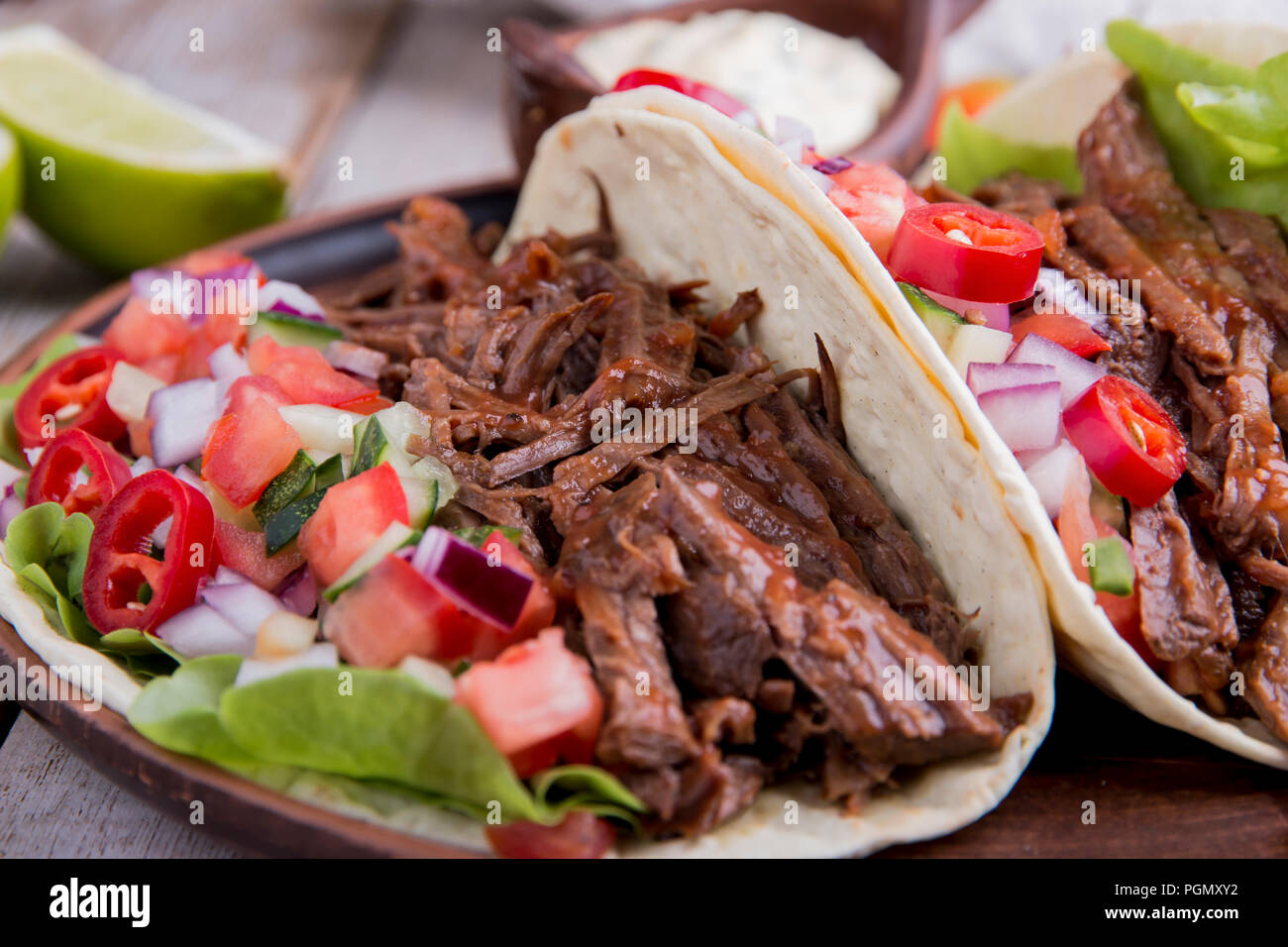 Mexikanische Tacos mit gebratenem Rindfleisch, Soße und salsa Tomaten ...