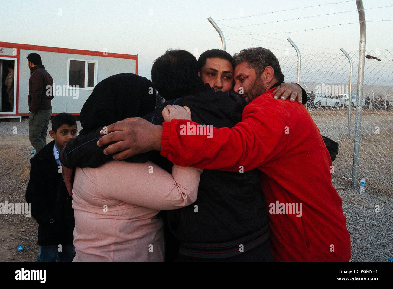 Ein Flüchtlingslager im Irak, wo leben Menschen aus ISIS entgangen. Eine Familie treffen sich nach langer Zeit. Stockfoto