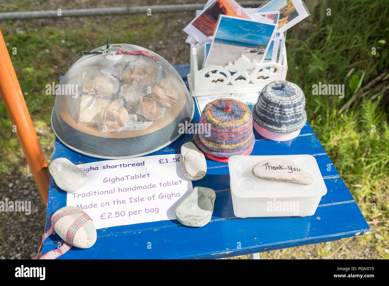 Ehrlichkeit shop außerhalb eines Hauses auf der Insel Gigha, Schottland, UK, Verkauf von handgefertigten Tablet, Keksen, und gestrickte Hüte Stockfoto