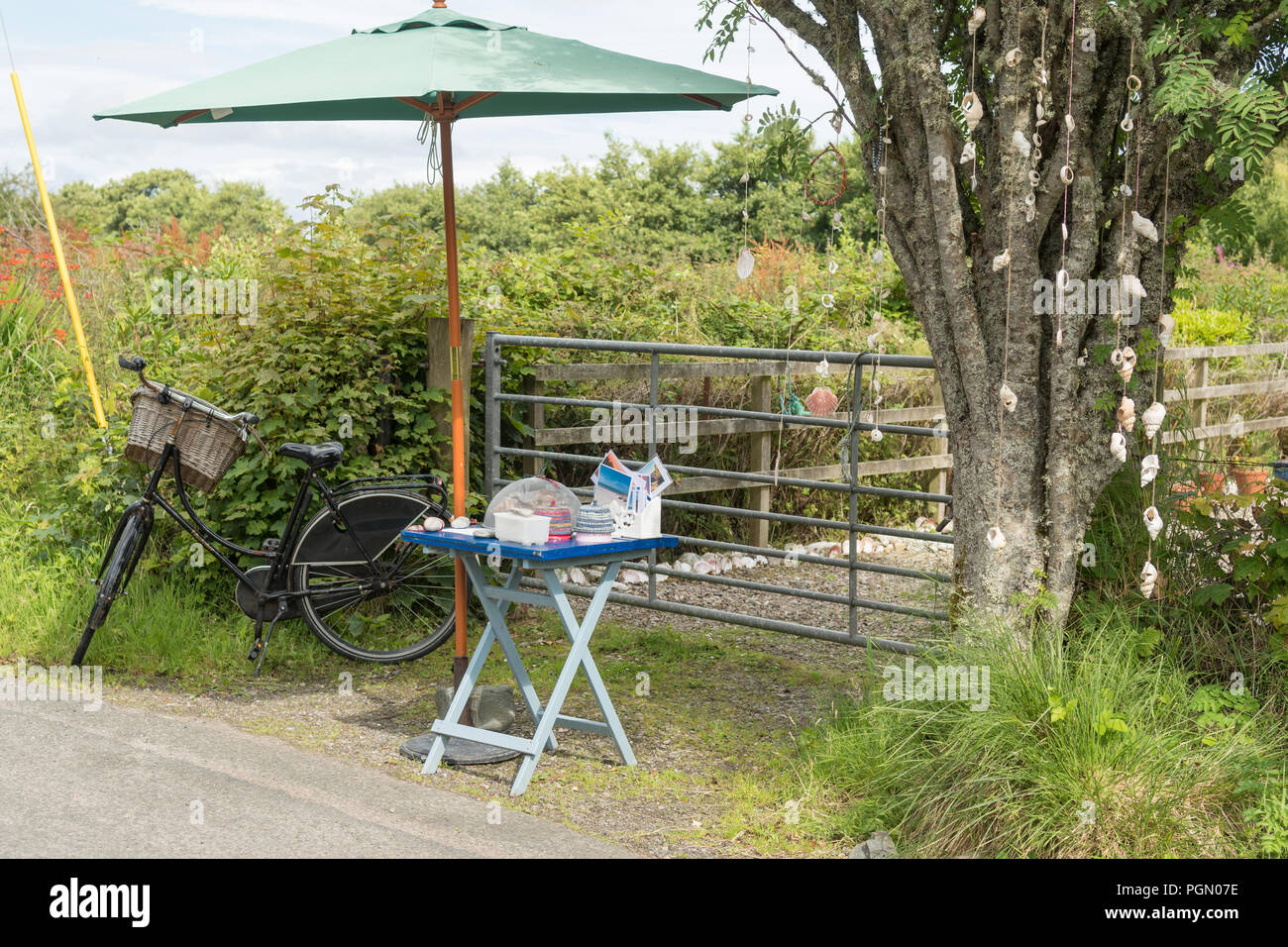 Ehrlichkeit shop außerhalb eines Hauses auf der Insel Gigha, Schottland, UK, Verkauf von handgefertigten Tablet, Keksen, und gestrickte Hüte Stockfoto