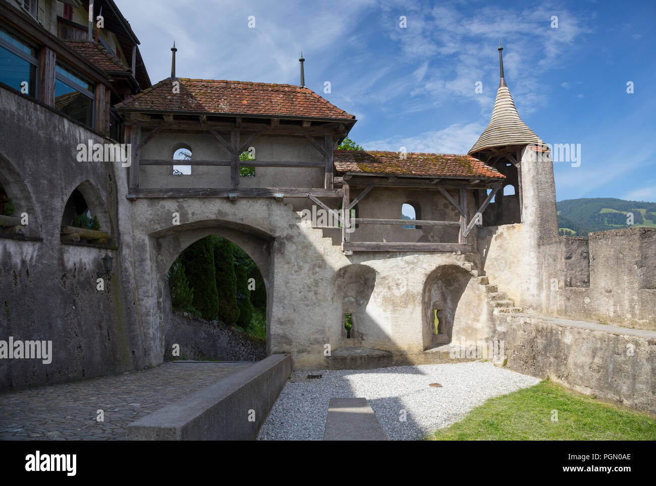 Befestigte Stadtmauern des mittelalterlichen Gruyères, Schweiz Stockfoto