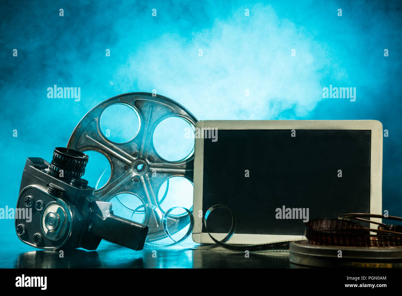 Vintage film claper mit Filmrolle und Kamera. Filmemacher Ausrüstung Hintergrund Stockfoto