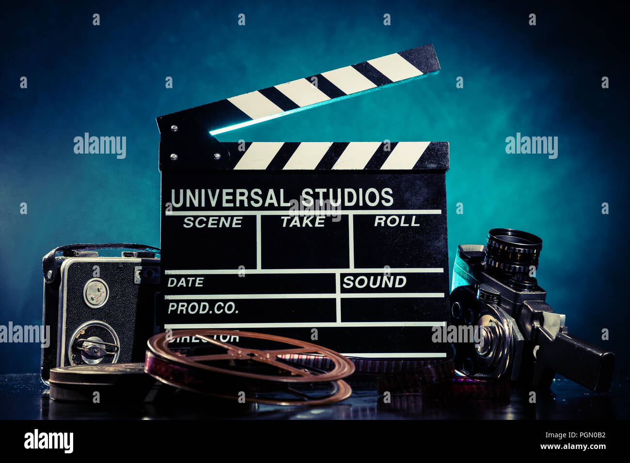 Vintage film claper mit Filmrolle und Kamera. Filmemacher Ausrüstung Hintergrund Stockfoto