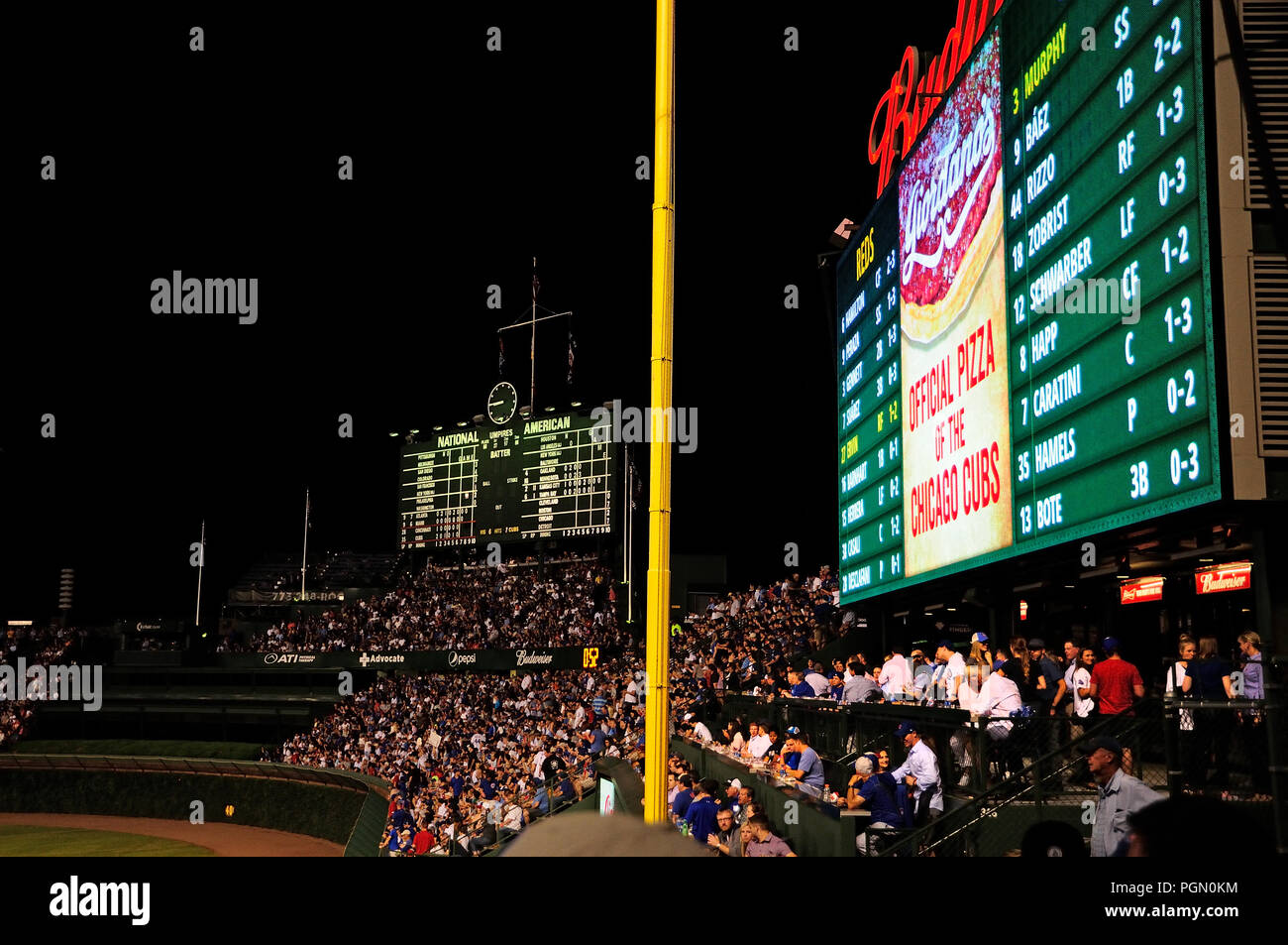 Chicago MLB Baseball Stadion Wrigley Field ist, wo die Chicago Cubs Baseball spielen. Night Game Cubs vs Cincinnati Reds. Stockfoto