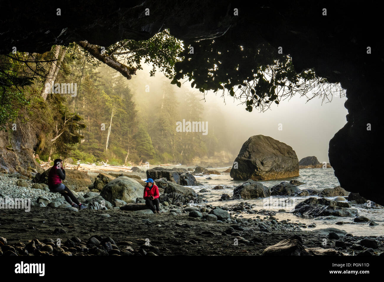 Menschen auf mystische Beach - Juan De Fuca Marine Trail - Sooke, in der Nähe von Victoria, Vancouver Island, British Columbia, Kanada Stockfoto