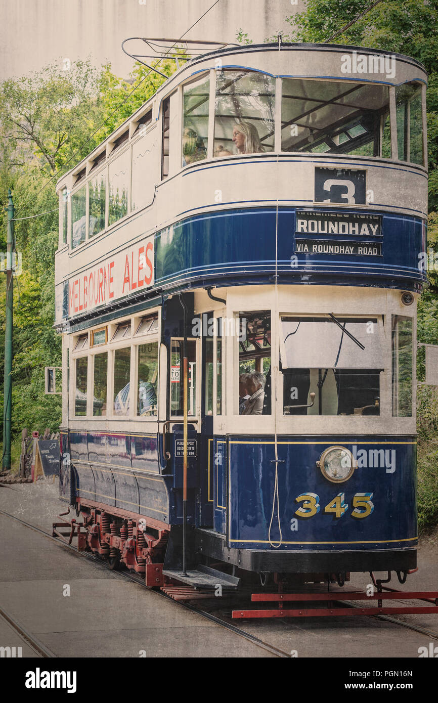 Doppeldeck Leeds Tram 345, in blauer Lackierung, Crich Tramway Village Museum, Veranstaltung der 40er Jahre. Stockfoto