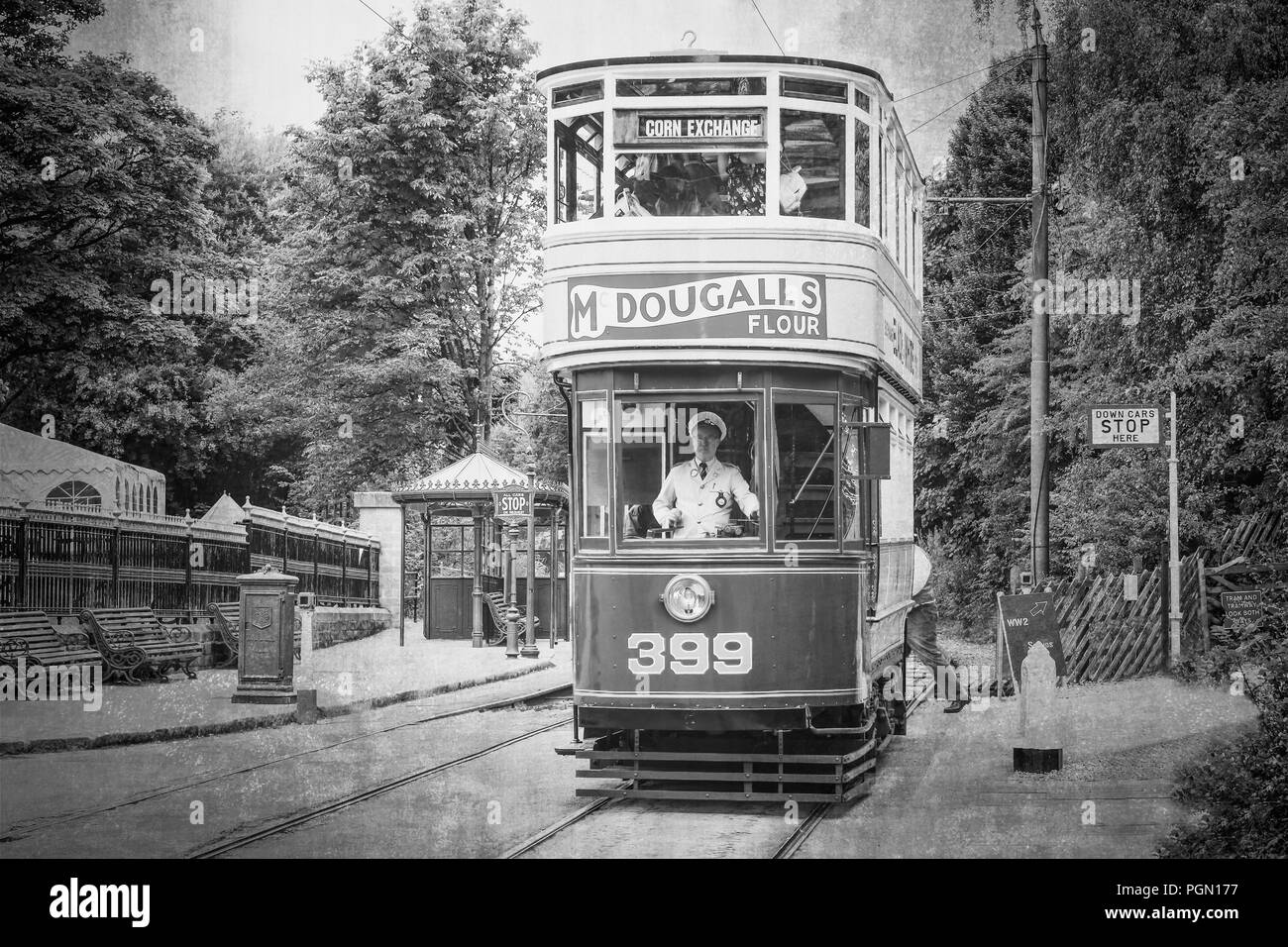 Crich Straßenbahn Dorf 1940er Veranstaltung. Schwarz & Weiß vintage Street Scene, Double Decker Straßenbahn fährt entlang der Linie uniformierten Fahrer steuert sichtbar. Stockfoto