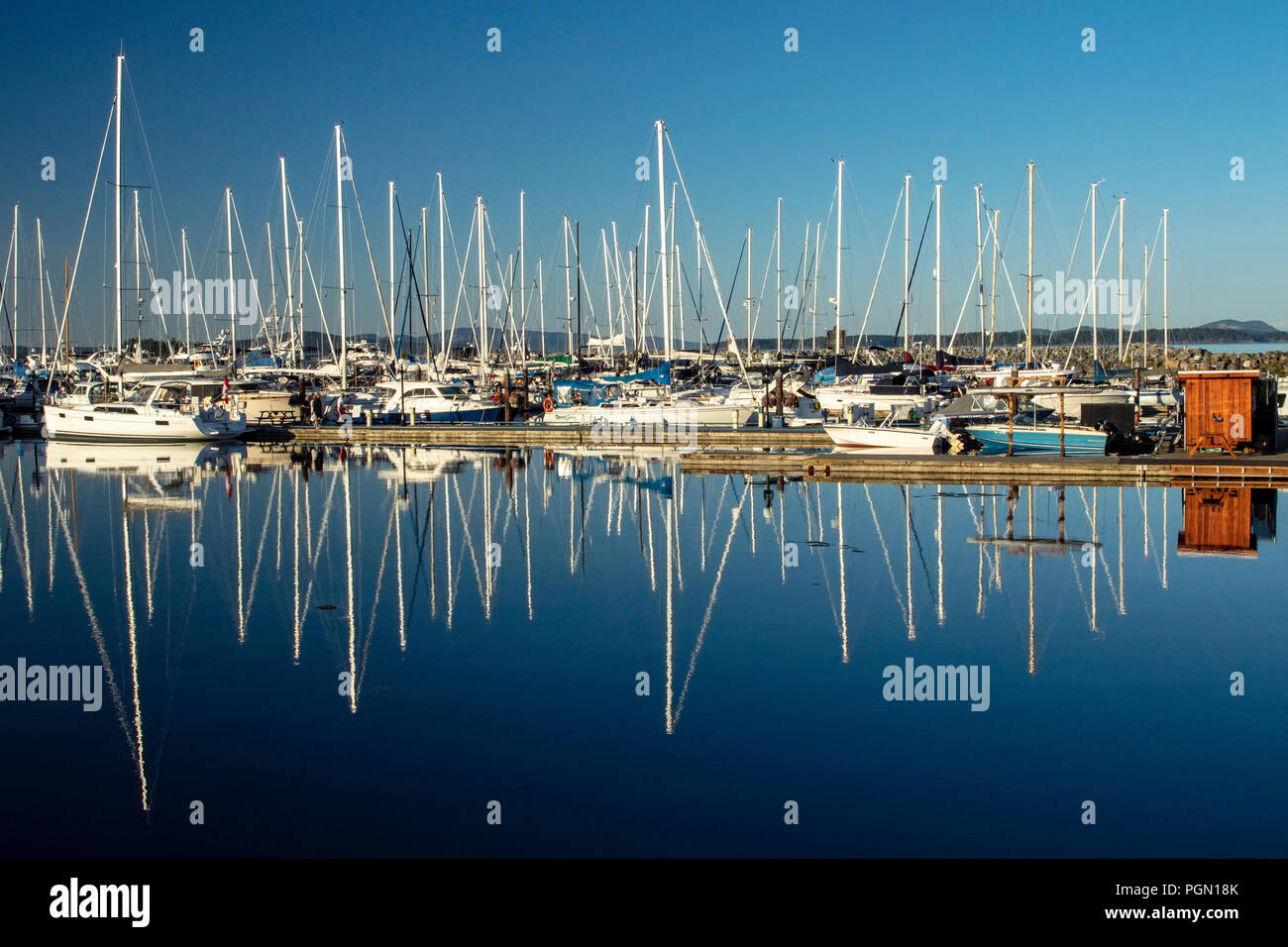 Segelboot Reflexionen an Port Sidney Marina - Sidney, Vancouver Island, British Columbia, Kanada Stockfoto
