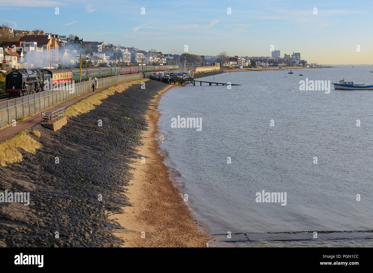 Britannia Dampflok schleppen einen speziellen von Southend, Essex an chalkwell Strand auf C2C-line von Thames Estuary. 70000 in Schwarz Regelung Stockfoto