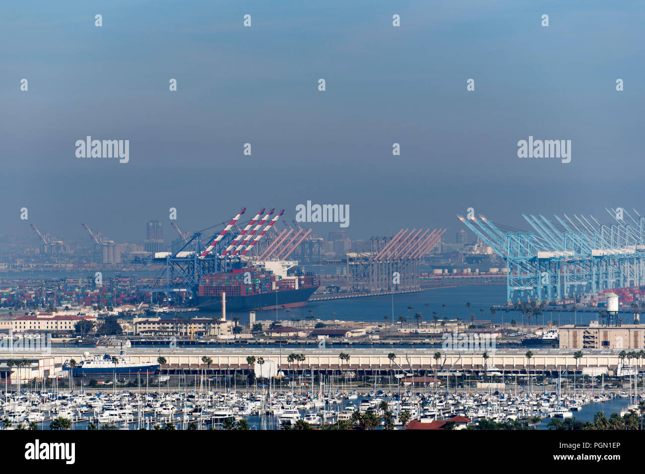 Der Los Angeles und San Pedro Hafen an einem trüben Tag. Stockfoto