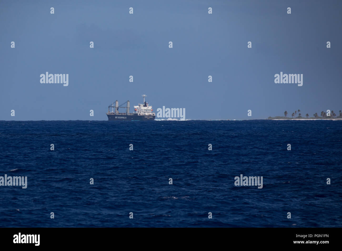 General Cargo ship Thorco Linie Schiffbruch auf dem Riff in Raroia Atoll, Tuamtous, Französisch Polynesien Stockfoto