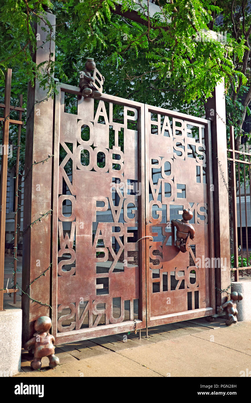 Die Cleveland Öffentliche Bibliothek northside bronze Garden Gate und Figuren, von Tom Otterness, offen für die outdoor Eastman Leseraum in Cleveland, Ohio. Stockfoto