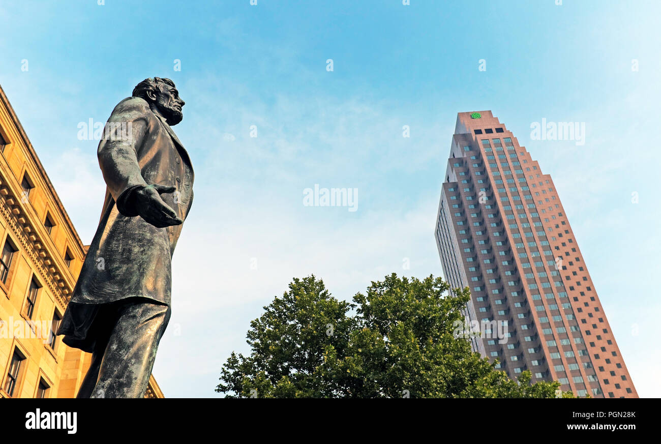 Statue von Präsident Lincoln blickt scheinbar über der Innenstadt von Cleveland, Ohio, USA Mit der BP Wolkenkratzer, der Heimat von Huntington Bank, in der Rückseite. Stockfoto