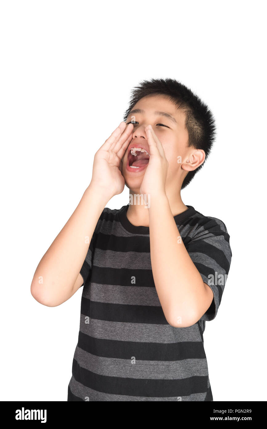 Asiatische Kind schreien, schreien, schreien, die Hand auf den Mund, auf weißem Hintergrund. Stockfoto