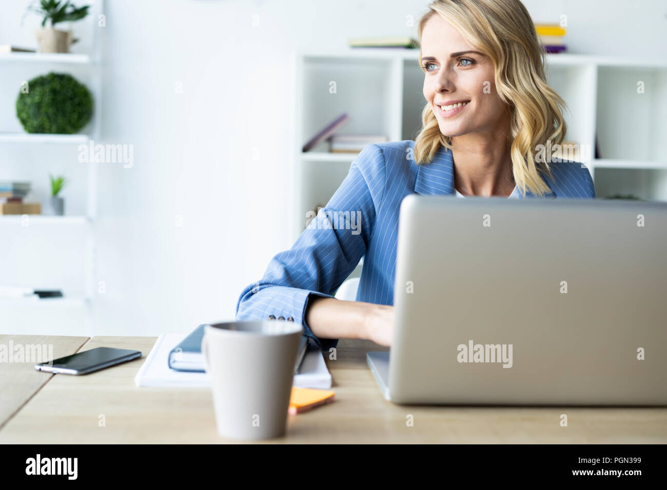 Porträt einer ernsthaften Geschäftsfrau mit Laptop im Büro Stockfoto