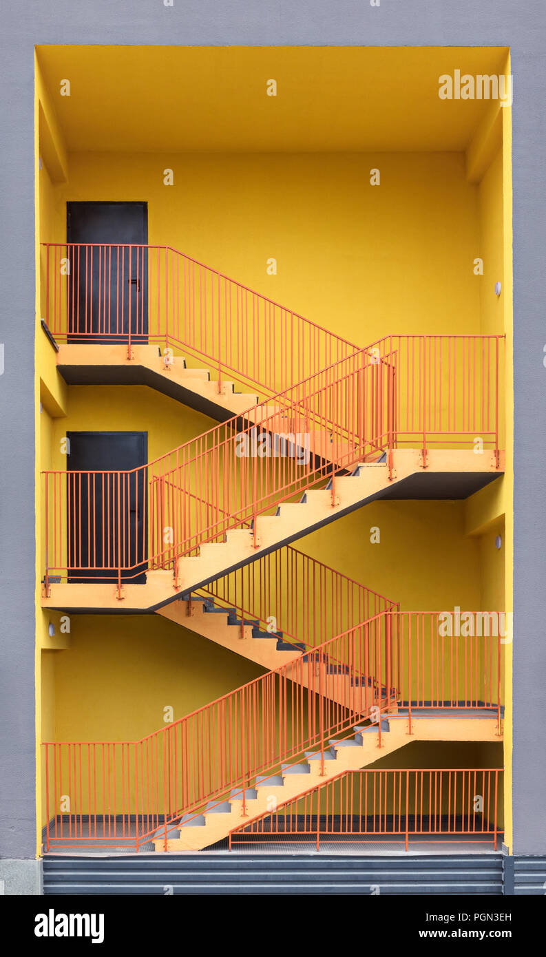 Moderne Garage Gebäude. gelb, externe Fire escape Stockfoto