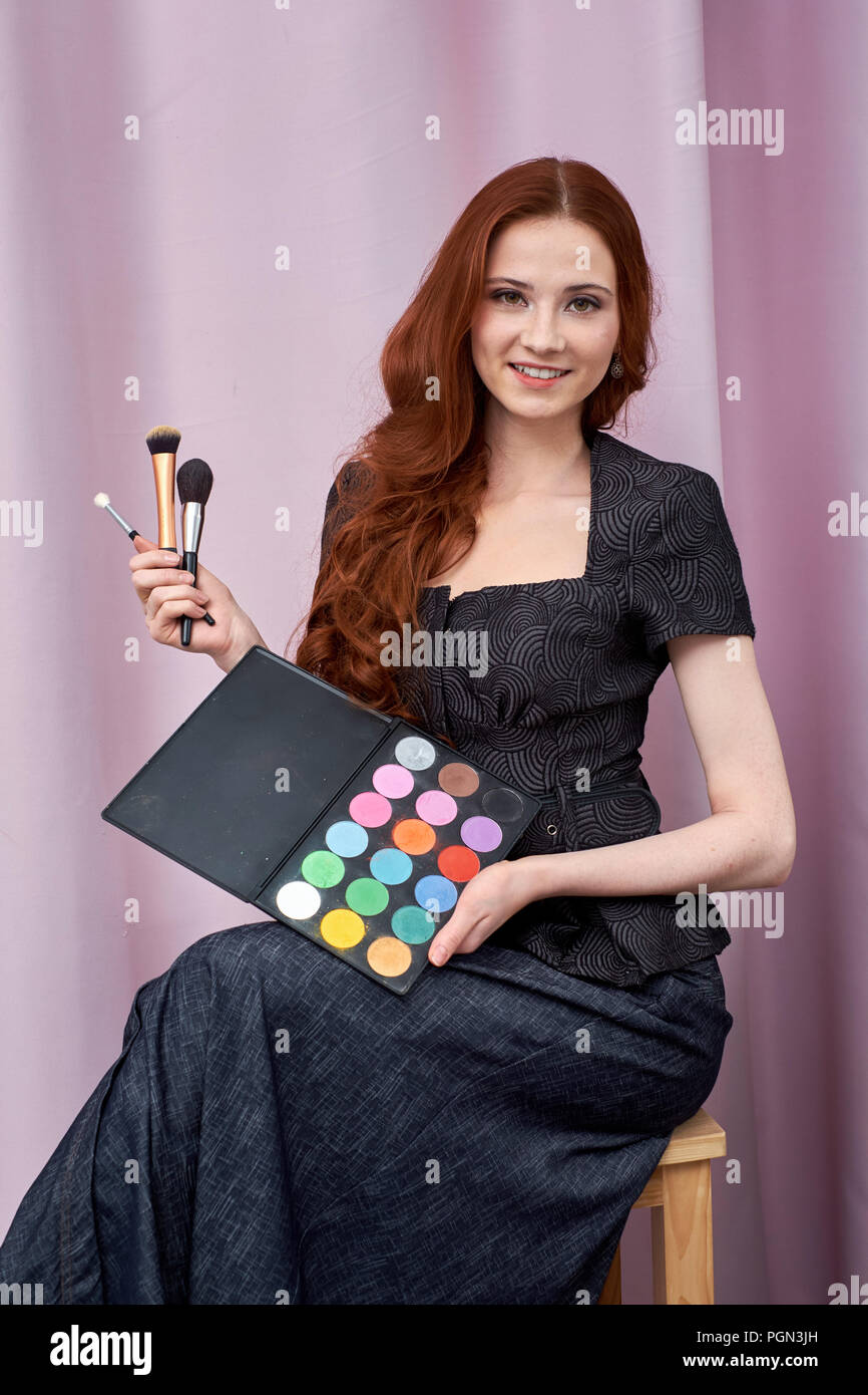 Portrait von professionellen Make-up Artist mit Make-up Palette in Händen Stockfoto