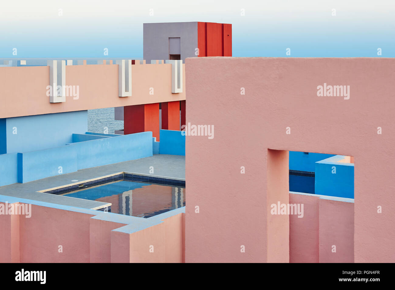 Geometrische Gebäude Swimmingpool. Rote Wand, La Manzanera. Calpe, Spanien Stockfoto