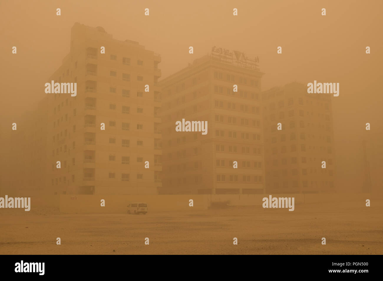 Sandsturm in Dubai, Vereinigte Arabische Emirate, mit hotel Gebäude im Stadtteil Al Barsha kaum sichtbar Stockfoto