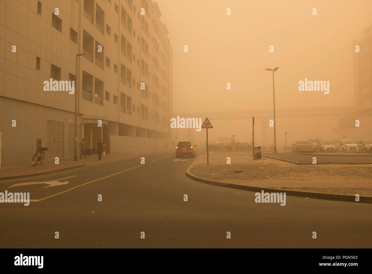 Straße im Stadtteil Al Barsha bei einem Sandsturm in Dubai, Vereinigte Arabische Emirate Stockfoto